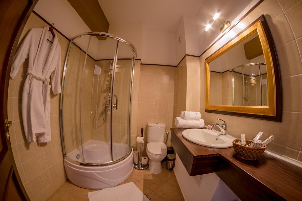Emire Boutique Hotell Zărneşti Rum bild